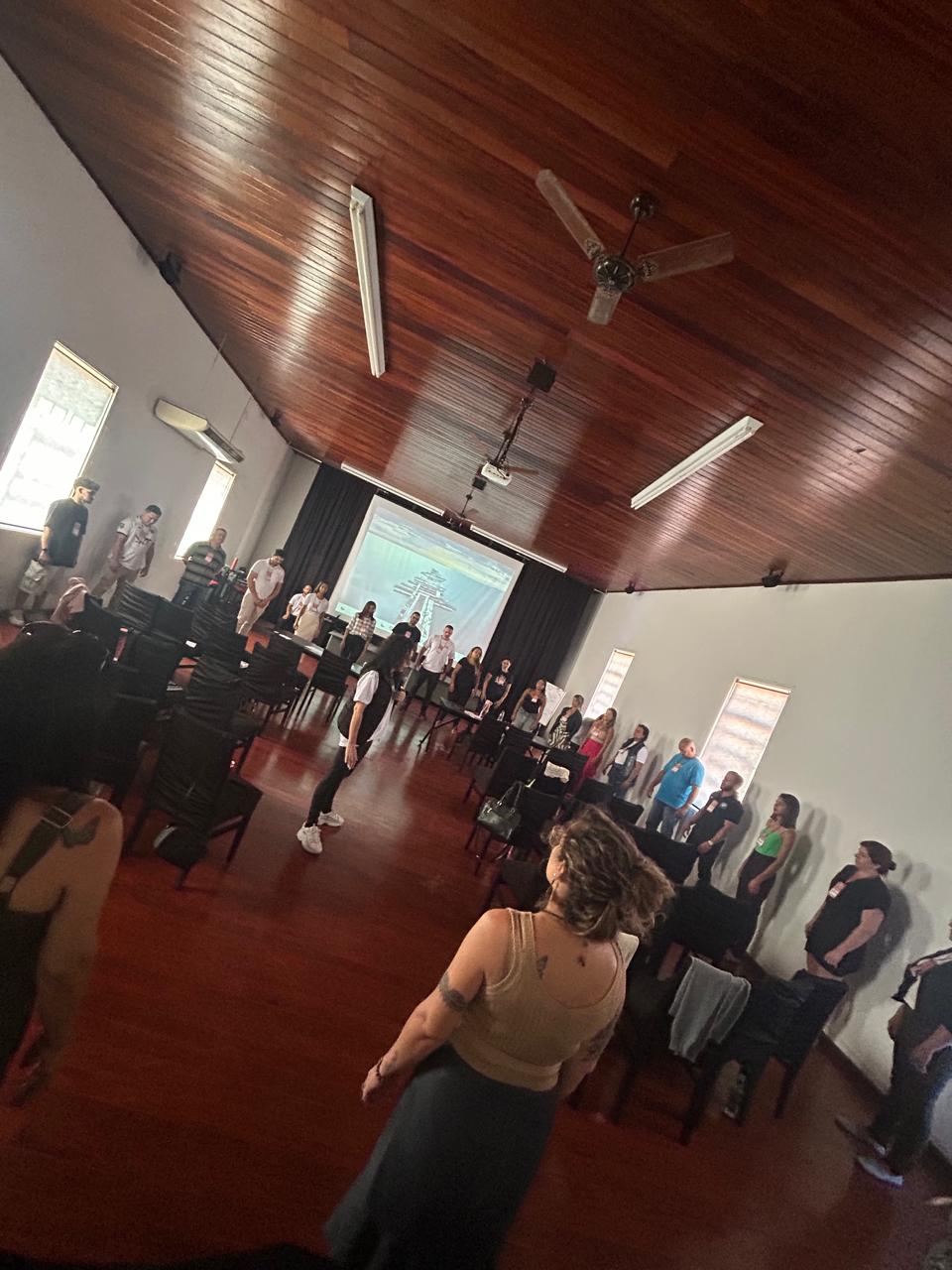 Participantes em pé durante dinâmica do MIP