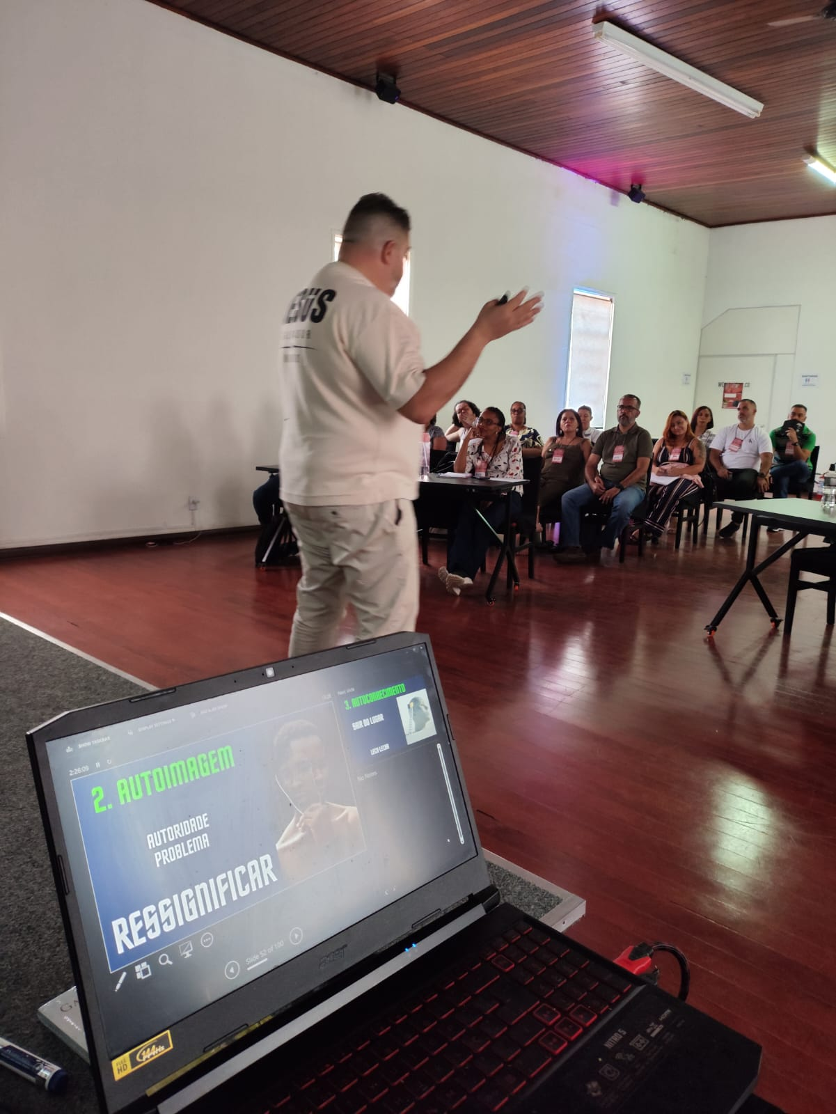 César Alcantara palestrando para os participantes
